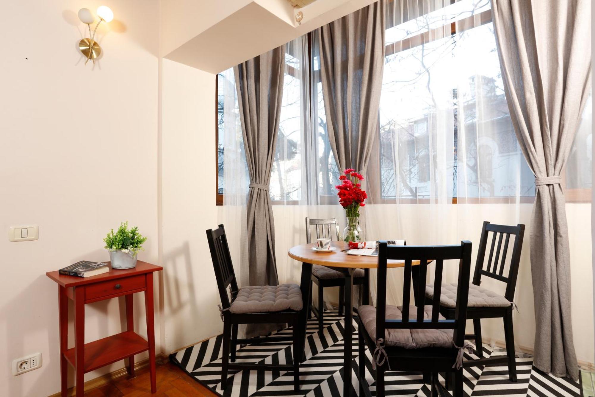 Peaceful Getaway - Generous 3-Bedroom Sanctuary - Close To Historic Old Town Bükreş Dış mekan fotoğraf