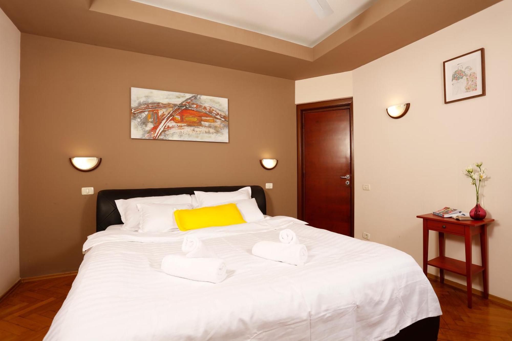 Peaceful Getaway - Generous 3-Bedroom Sanctuary - Close To Historic Old Town Bükreş Dış mekan fotoğraf