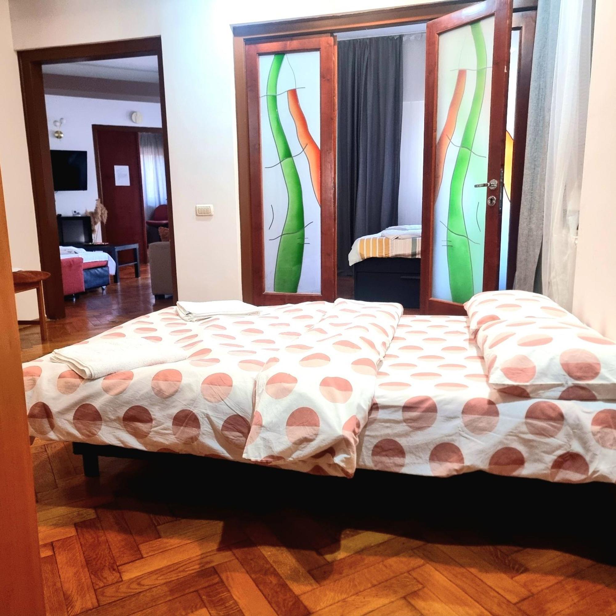 Peaceful Getaway - Generous 3-Bedroom Sanctuary - Close To Historic Old Town Bükreş Dış mekan fotoğraf