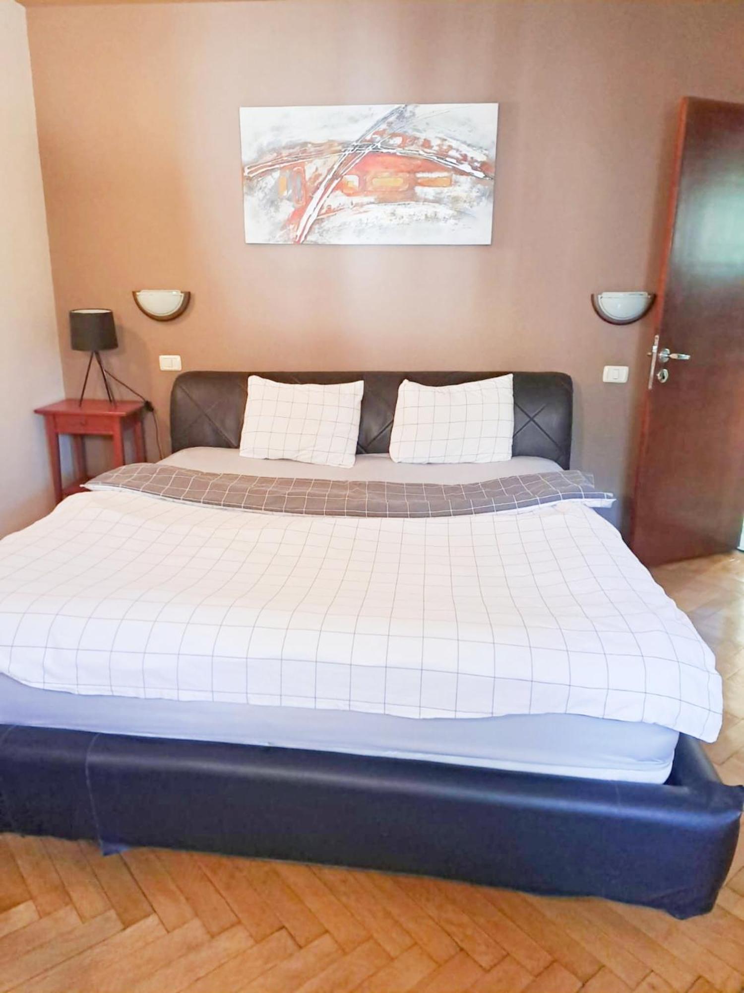 Peaceful Getaway - Generous 3-Bedroom Sanctuary - Close To Historic Old Town Bükreş Dış mekan fotoğraf